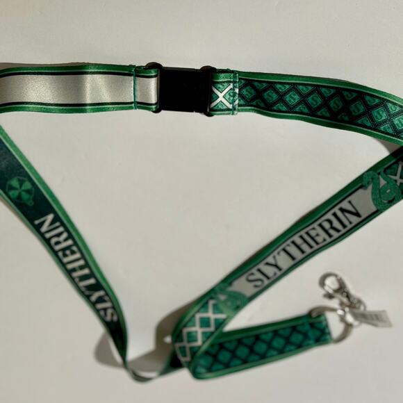 NWT Lanyard Wizarding World of Harry Potter Slytherin Green Silver ID Wallet Key - Picture 3 of 4
